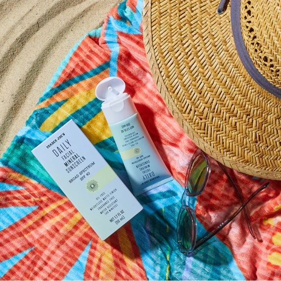 Trader Joe’s Daily Facial Mineral Sunscreen SPF40 ☀️ NEW IN BOX - Picture 2 of 4